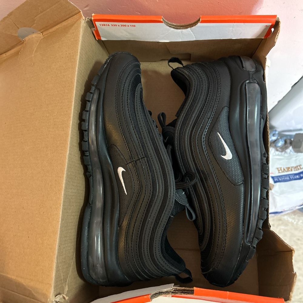 WMNZ Nike max 97 brand new size 7 in women’s comes with box